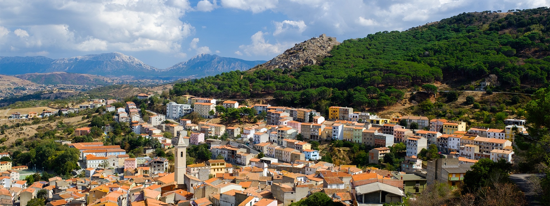 Bitti, Panoramablick auf die Stadt