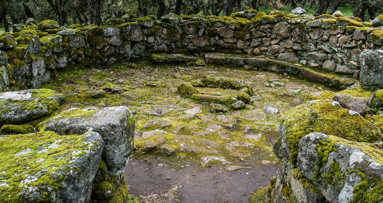 Bitti, Romanzesu. Circular hut with seats and central hearth