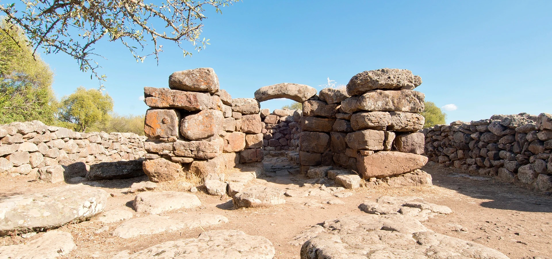 Dorgali, Serra Orrios. Tempio a megaron con ingresso architravato