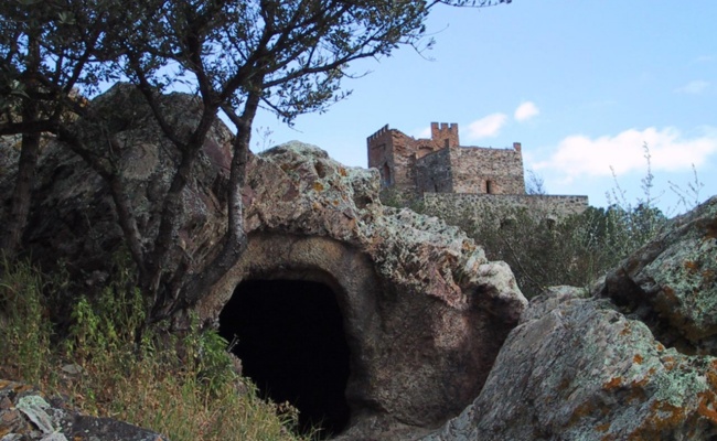 Galtellì, Malicas park. Domus de Janas and the castle