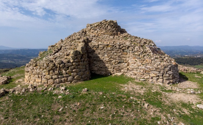 Meana Sardo, Nuraghe Nolza. Side view