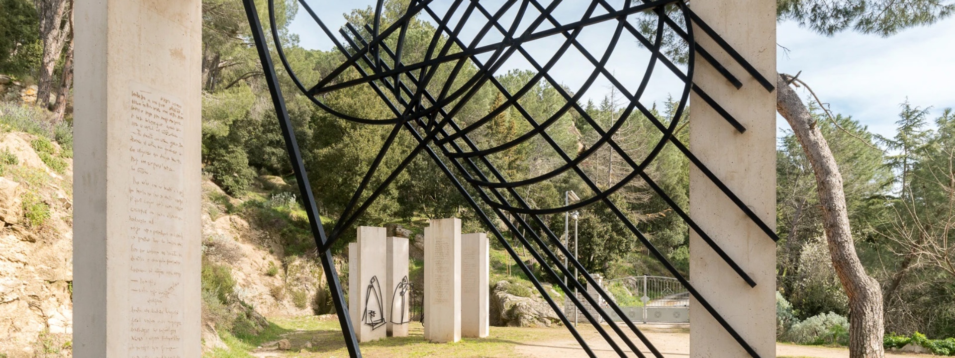 Nuoro, opera d'arte Andando Via di Maria Lai