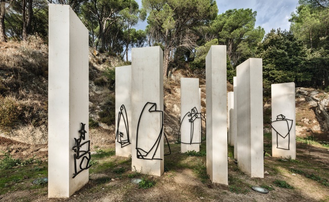 Nuoro, opera d'arte Andando Via di Maria Lai