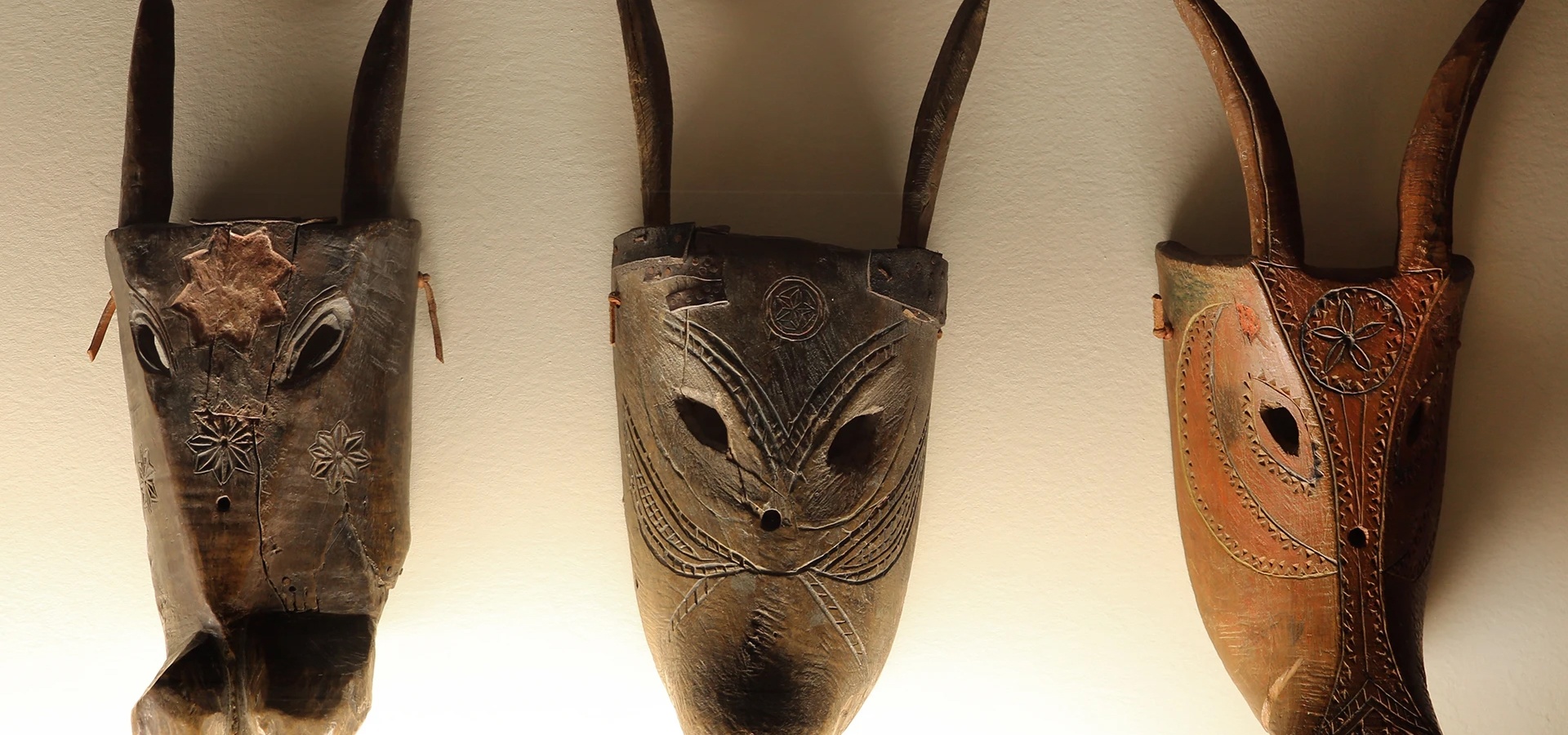 Nuoro, Museo del Costume. Rindergesichtsmasken vom Ottana-Karneval