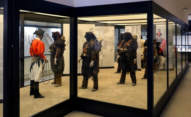 Nuoro, Museo del Costume. Halle der Mamoiada-Masken