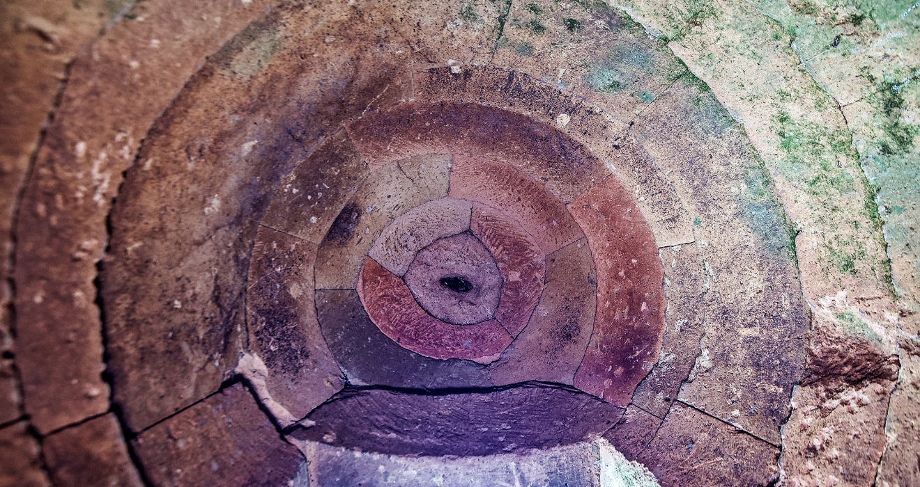 Nuoro, heilige Nuraghenquelle von Noddule. Kuppel der Brunnenkammer