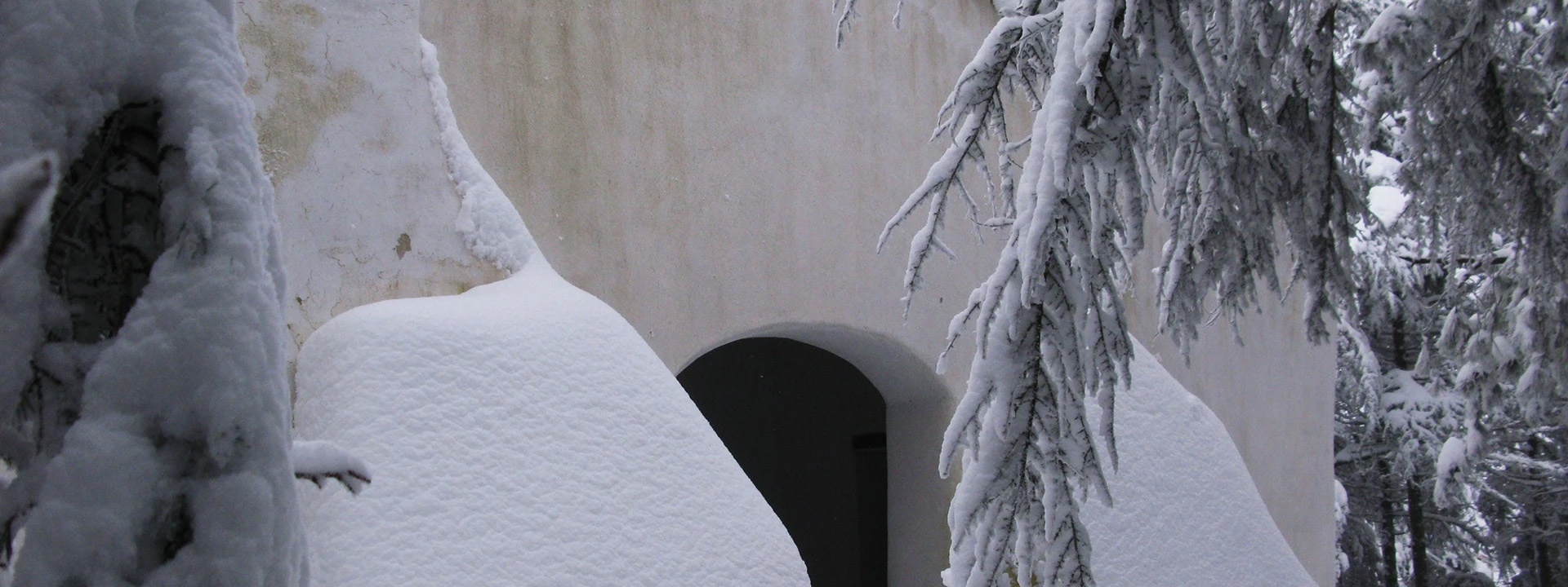 Nuoro, Nostra Signora de Su Monte. La chiesa sotto la neve