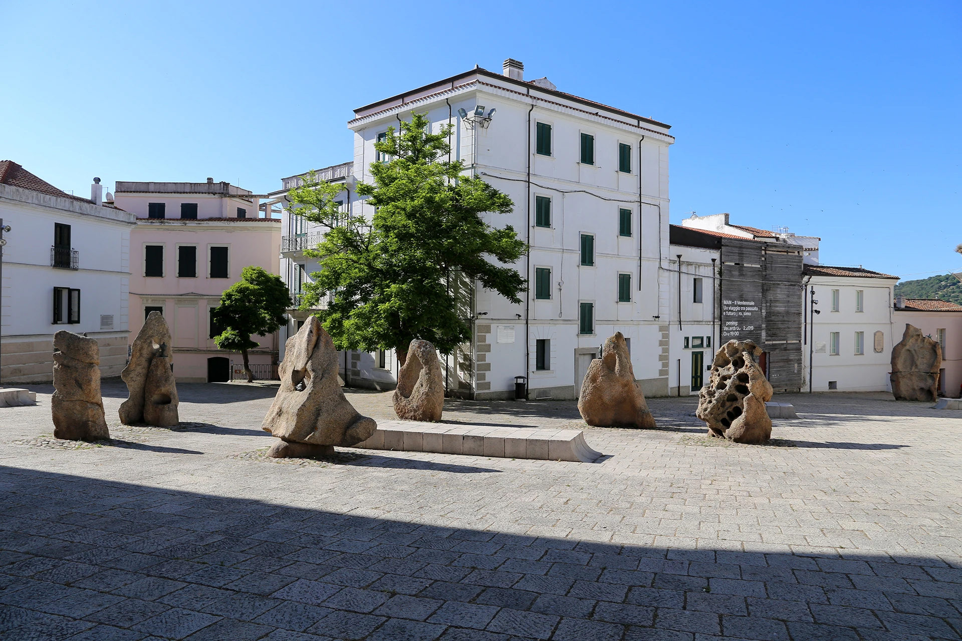 Nuoro, piazza Sebastiano Satta - CC BY 3.0 Sailko, Commons Wikimedia