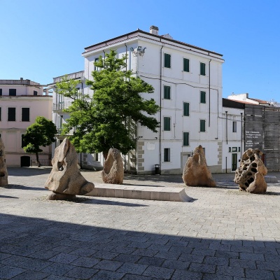 Nuoro, piazza Sebastiano Satta - CC BY 3.0 Sailko, Commons Wikimedia