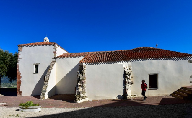 Oniferi, chiesa di San Gavino. Veduta laterale