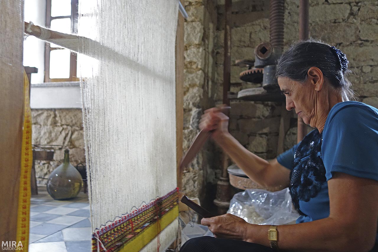 Sarule, loom weaving - © MIRA Sardegna, Archivio Aspen