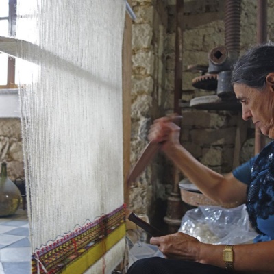 Sarule, tessitura al telaio - © MIRA Sardegna, Archivio Aspen