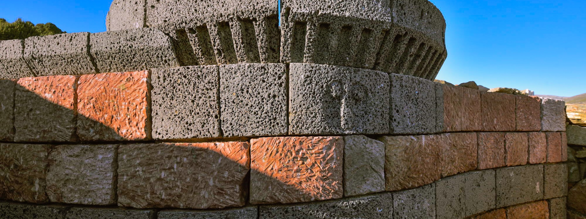 Villagrande Strisaili, s’Arcu ‘e is Forros. Altare decorato rinvenuto nel tempio B