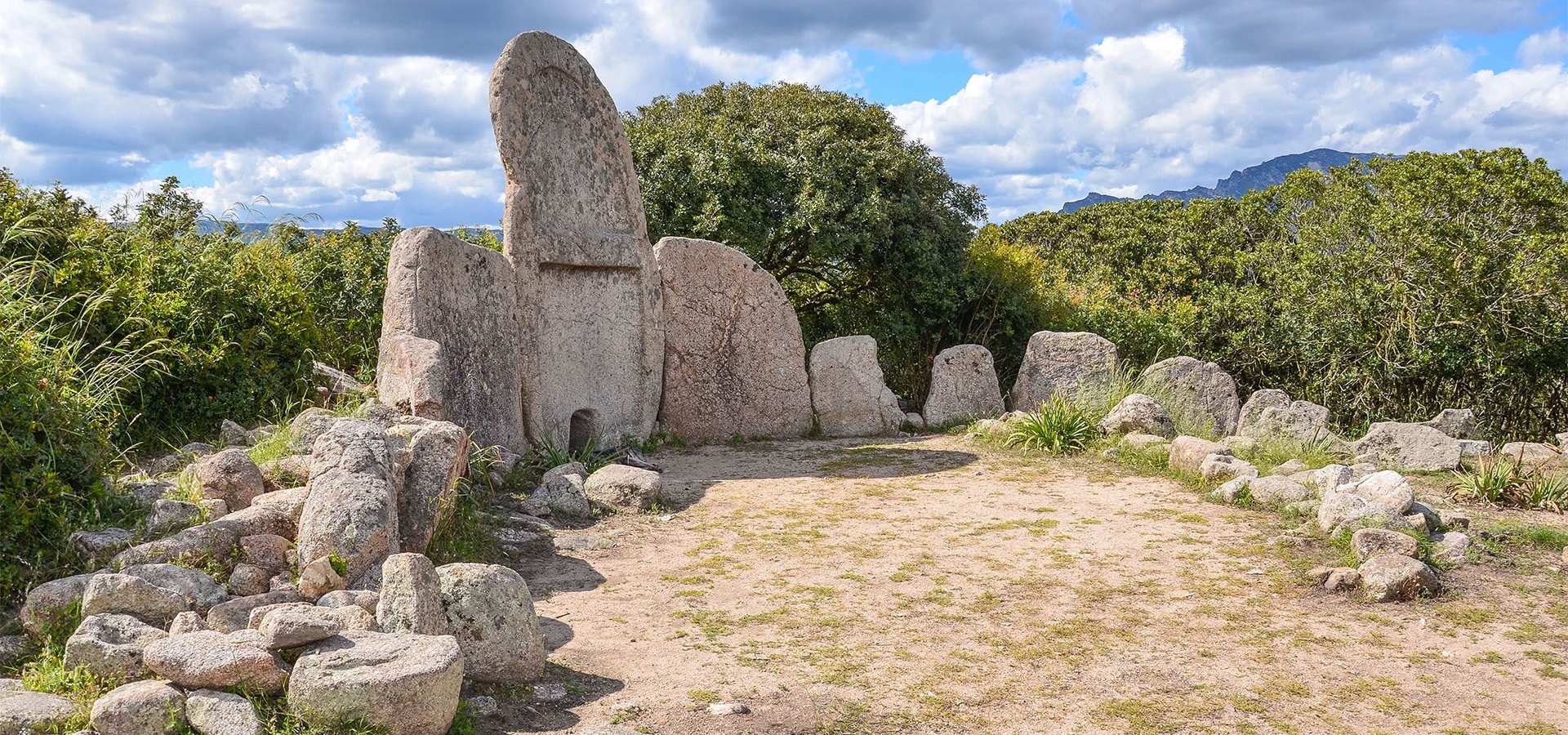 Dorgali, Grab der Riesen S'Ena und Thomes