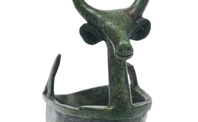 Orgosolo, Heiligtum von Orulù. Raumschiff mit großem Rumpf und Rinderprotom, 11.–10. Jahrhundert v. Chr.