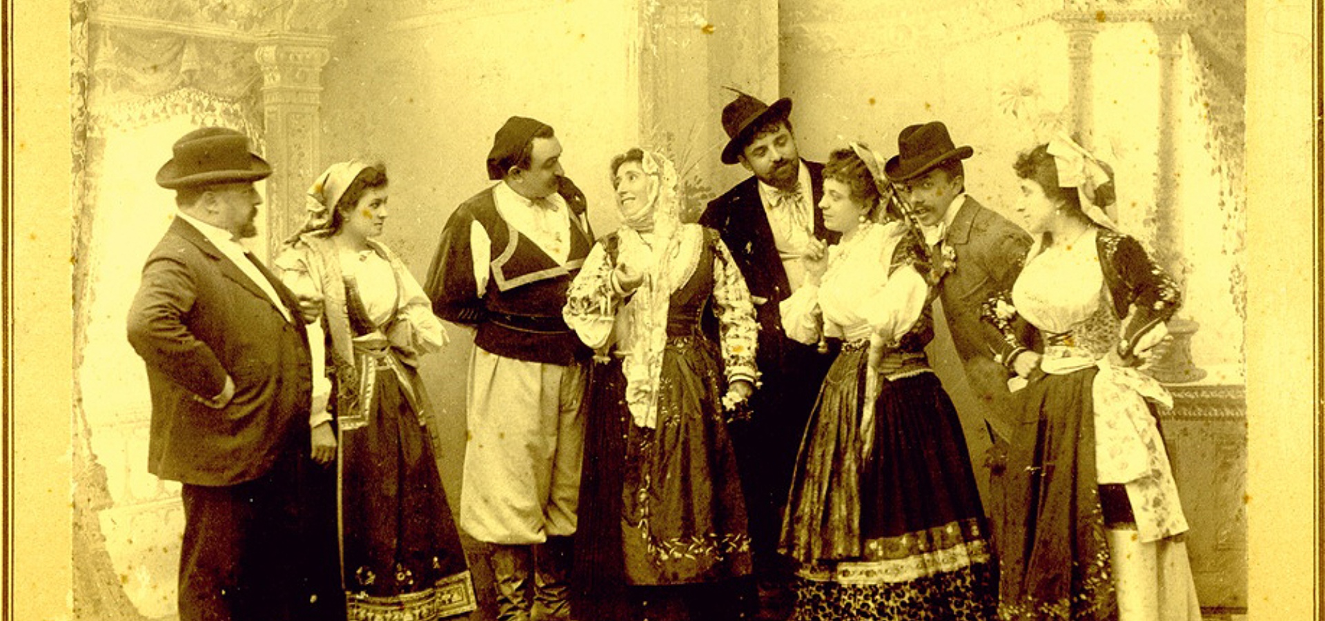 Priamo Gallisay mit dem Dirigenten G. Armani und der Hauptbesetzung des musikalischen Melodramas Rosella