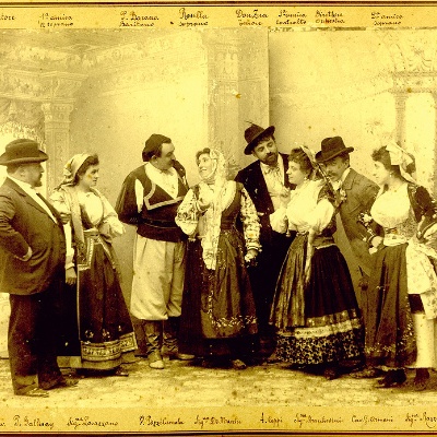 Priamo Gallisay con il direttore d'orchestra G. Armani e il cast principale del melodramma musicale Rosella - © Sardegna Digital Library