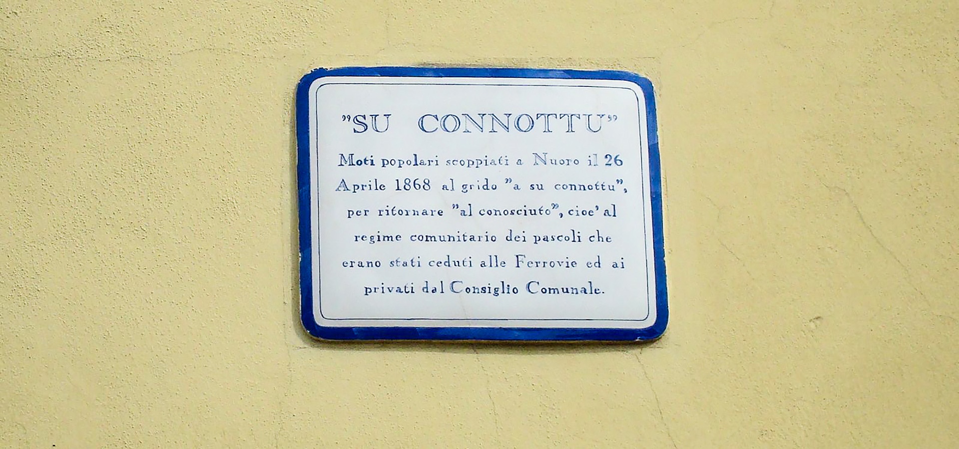 Nuoro, Su Connottu-Platz. Platte