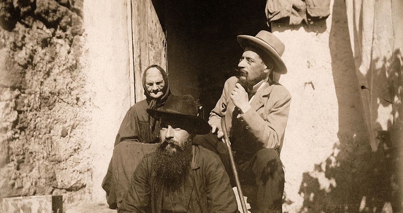 Antonio Ballero, la famille représentée dans la cour de la maison : sa mère Giuseppina Sotgiu, la peintre et, au premier plan, son frère Benedetto