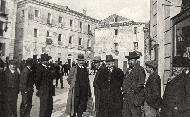 Raffaele Ciceri con un gruppo di amici a Nuoro, corso Garibaldi