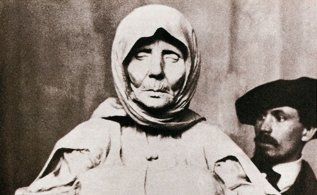 Francesco Ciusa, der Künstler neben Madre dell’ucciso, Vintage-Foto