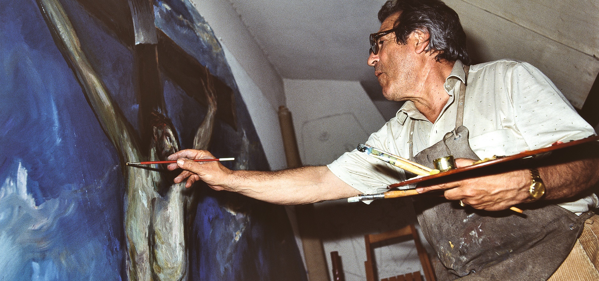 Antonio Corriga nello studio di via Tasso a Oristano, dipinge la tela per la Parrocchiale di San Giovanni Battista di Fonni. Metà anni Ottanta