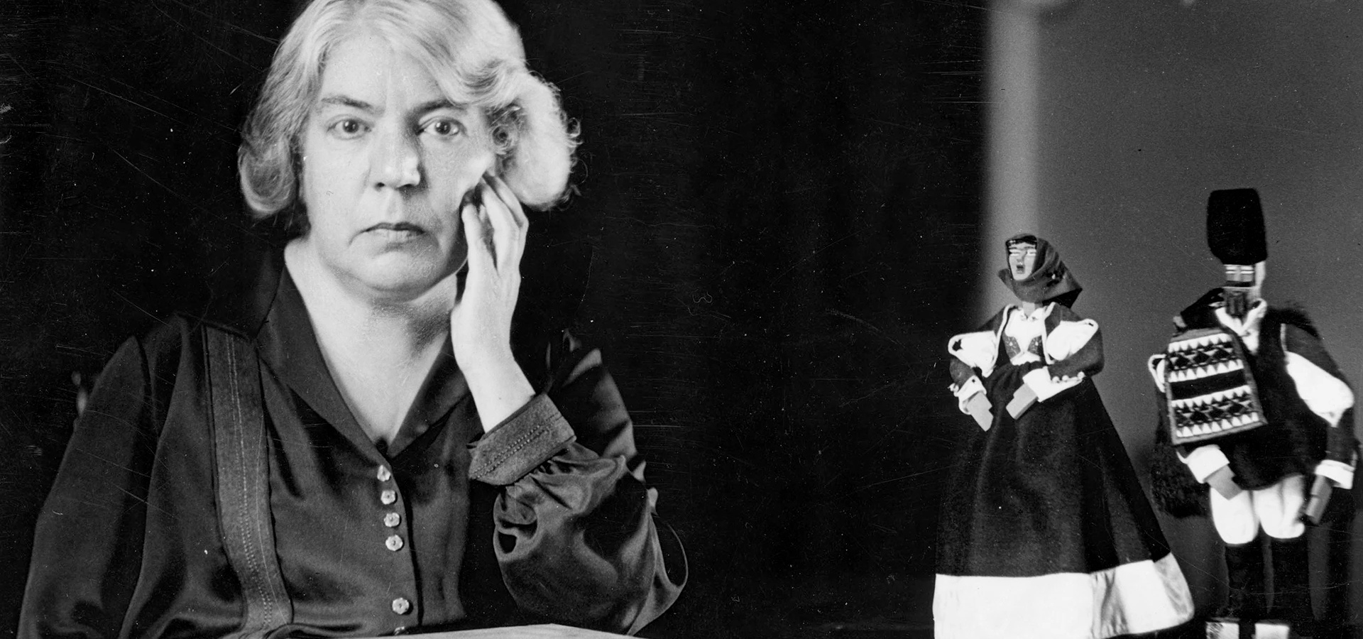 Grazia Deledda. Auf dem Schreibtisch die Puppen von Eugenio Tavolara