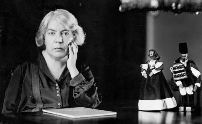 Grazia Deledda. On the desk the puppets by Eugenio Tavolara