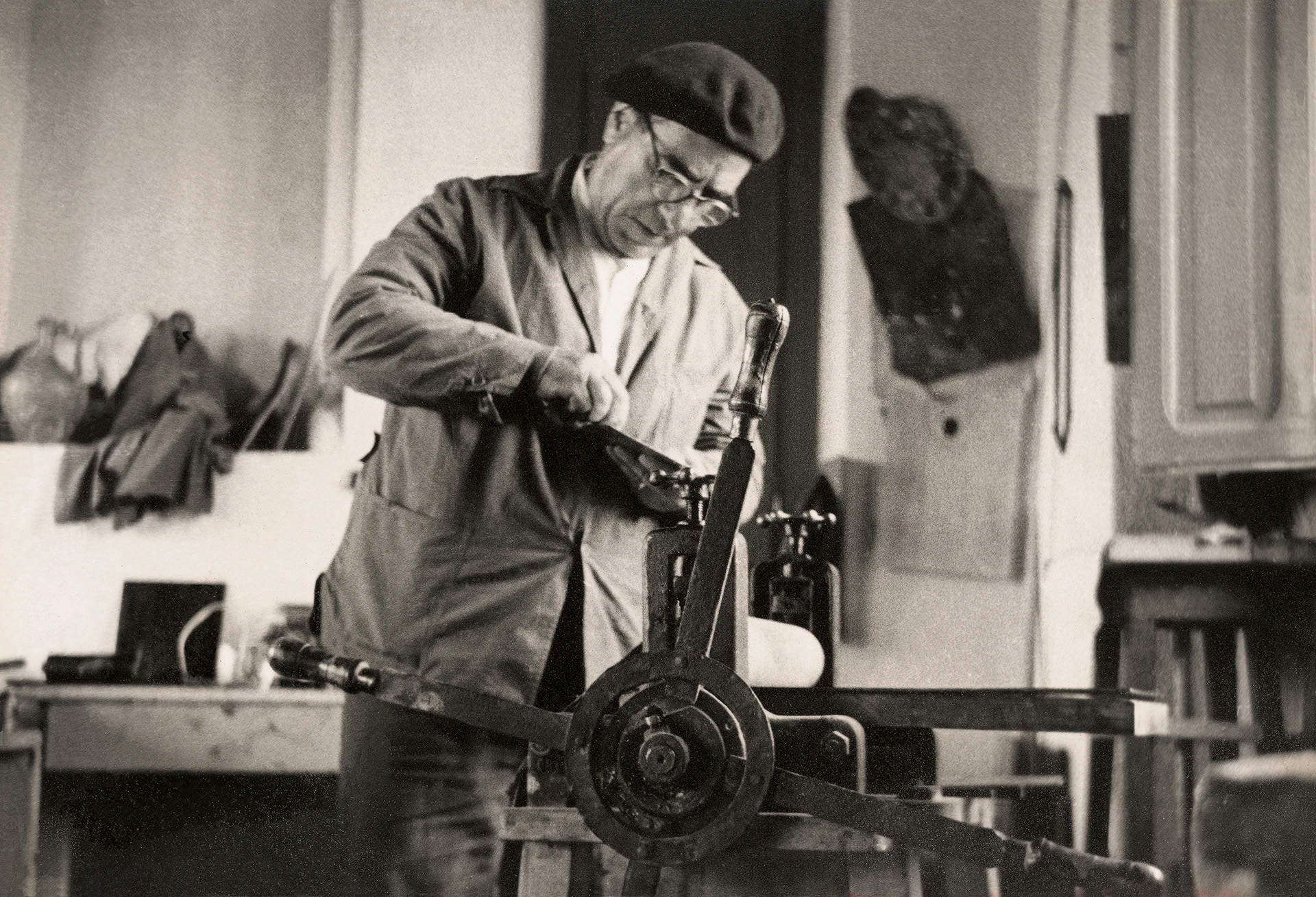 Carmelo Floris al torchio, 1959 - © E. Piras - Archivio Ilisso