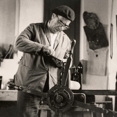 Carmelo Floris al torchio, 1959 - © E. Piras - Archivio Ilisso