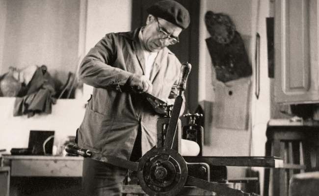 Carmelo Floris at the press in his studio in Olzai, 1959