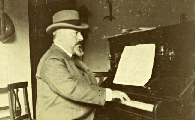 Priamo Gallisay, il musicista seduto al pianoforte, 1903