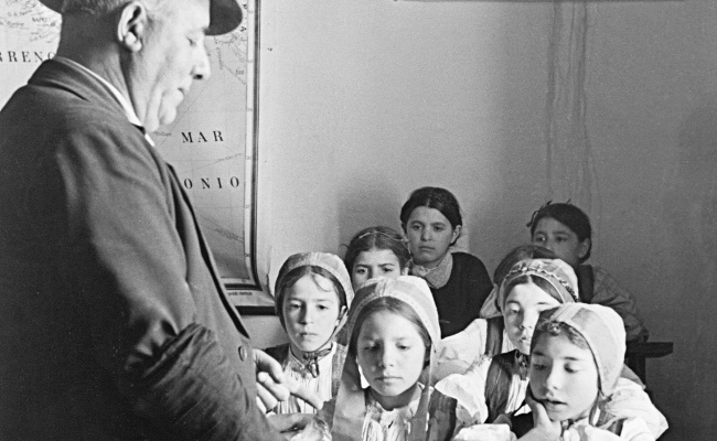 Antiochus Casula (Montanaru). The poet with his students, Desulo 1936