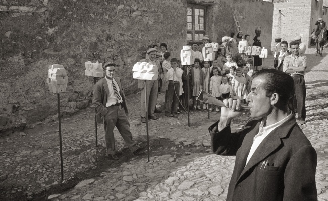 Costantino Nivola, the village crier announces the exhibition in the street, Orani, 1958