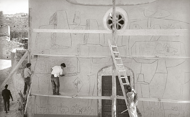 Costantino Nivola, the church of Sa Itria during the execution of the graffiti, Orani, 1958