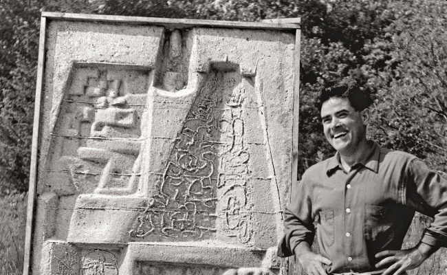 Costantino Nivola in Springs Garden, East Hampton, mit Modell für die William E. Grady Vocational High School, 1954-55