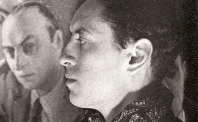 Bernardino Palazzi a 29 anni davanti al suo dipinto Bagutta