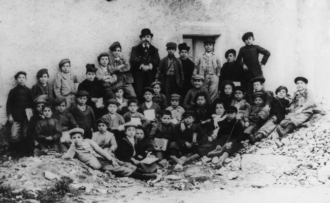 Piero Pirari, Nuoro, der Lehrer Francesco Ganga und seine Klasse, 1904
