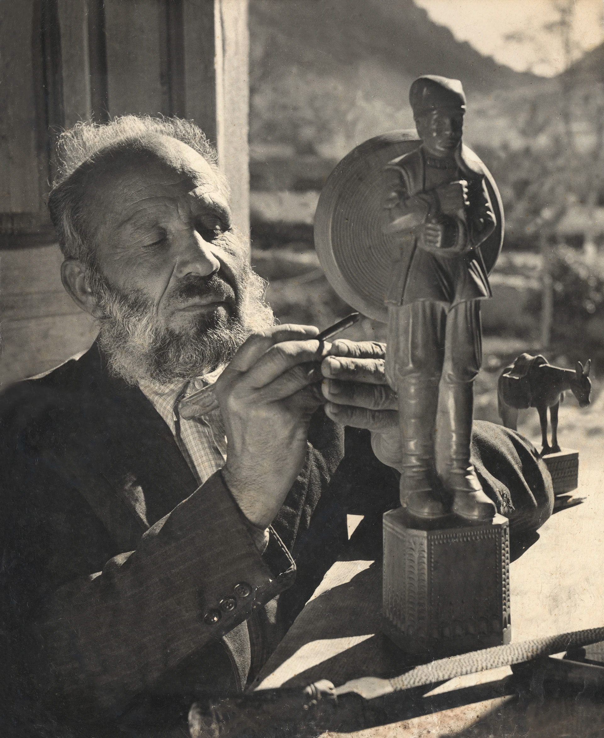 Ciriaco Piras nel suo laboratorio, Dorgali, febbraio 1950 - © Wolfgang Suschitzky, Archivio eredi Piras