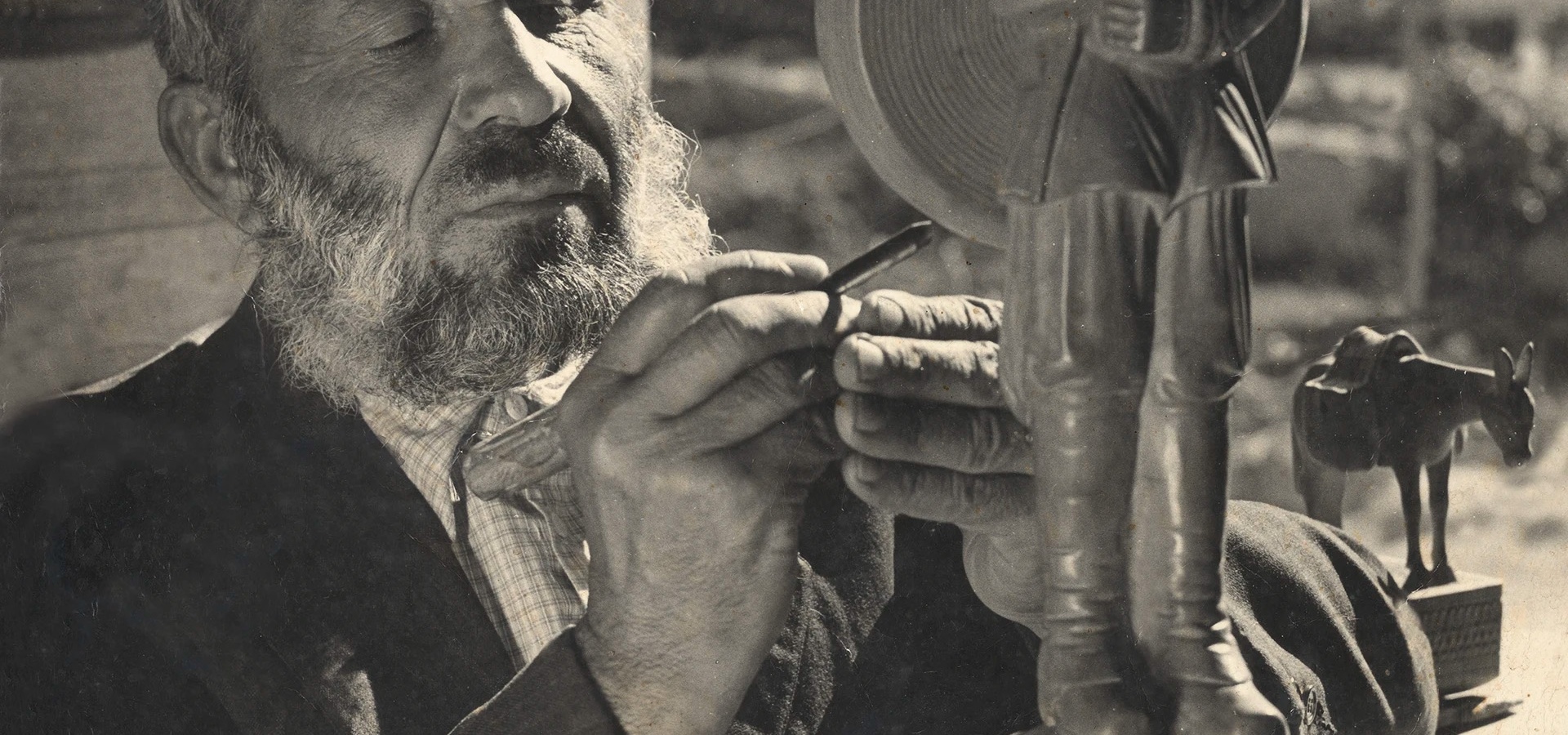 Ciriaco Piras nel suo laboratorio, Dorgali, febbraio 1950