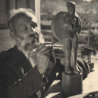 Ciriaco Piras nel suo laboratorio, Dorgali, febbraio 1950 - © Wolfgang Suschitzky, Archivio eredi Piras