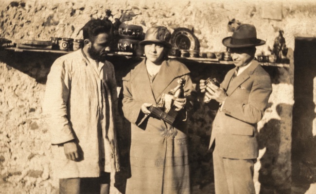 Ciriaco Piras con due clienti nel suo laboratorio di Dorgali, anni 50