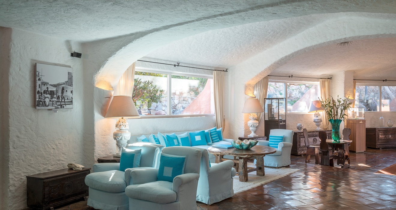 Giovanni Antonio Sulas, Hall of the Hotel Cervo. The room still features furnishing elements introduced by Sulas