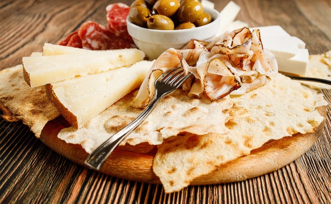 Appetizer with pecorino, carasau, cured meats and olives