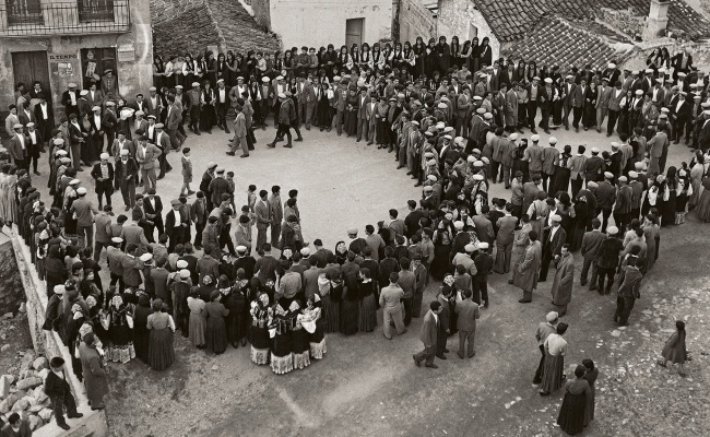 Oliena, Ballu Tundu, begleitet vom Akkordeon, 1956