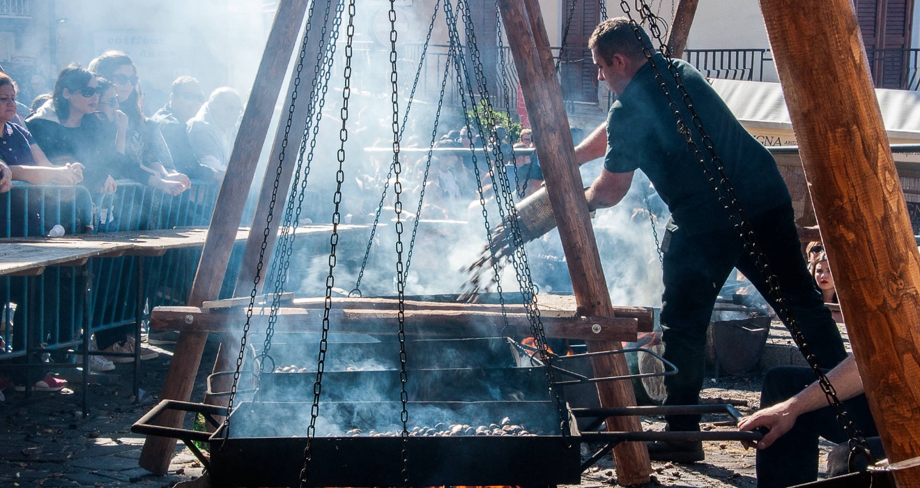 Aritzo, Autunno in Barbagia. Preparazione delle castagne