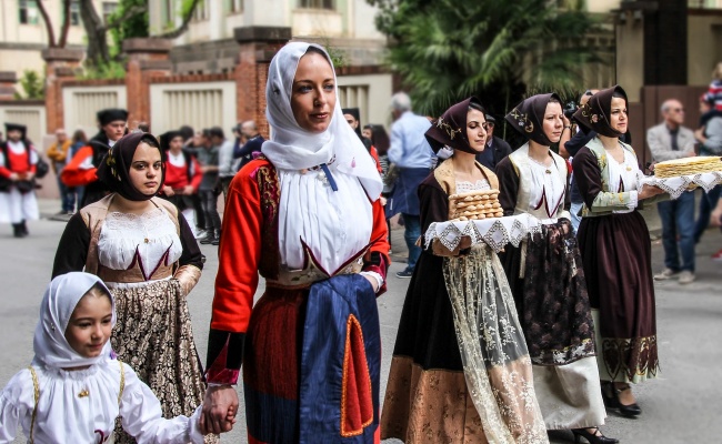 Fonni, costume tradizionale durante una sfilata