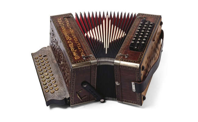 Halbdiatonisches „24-Bass“-Akkordeon in Sol-Do, von der Firma Paolo Soprani aus Castelfidardo, Anfang des 20. Jahrhunderts, die Francesco Cabitza gehörte